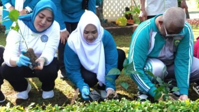 Ibu-ibu Tanam Cabai di TMII