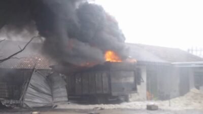 Gudang BBM Ilegal di Lampung Selatan Terbakar Hebat, Satu Mobil Pemadam Ikut Hangus!