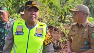 Polsek Pendopo Turunkan Alat Berat, Bantu Buka Akses Longsor di Jalan Poros Empat Lawang