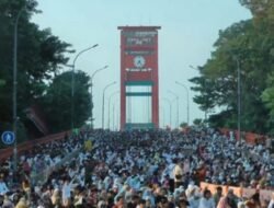 Ribuan Umat Muslim Padati Masjid Agung Palembang hingga ke Jembatan Ampera