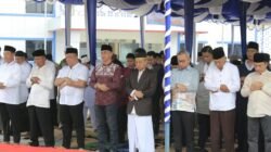 Pj Bupati Empat Lawang, Fauzan Khoiri Denin, melaksanakan Sholat Idul Adha 1446 H di halaman Pemkab Empat Lawang bersama warga.