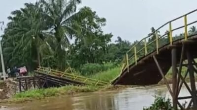 Diduga Dihantam Gumpalan Enceng Gondok, Jembatan Besi Lubuk Rukam–Muara Kumbang Ambruk