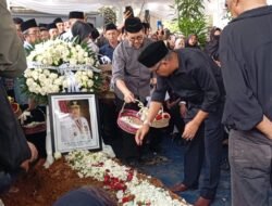 Tangis Ratusan Pelayat Iringi Kepergian Alex Noerdin