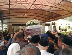 Ratusan Pelayat Sambut Jenazah Alex Noerdin