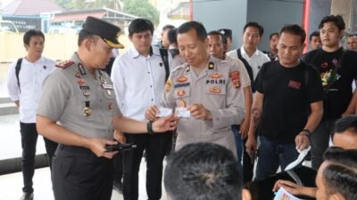 Kapolres Lahat Periksa Senpi Personel