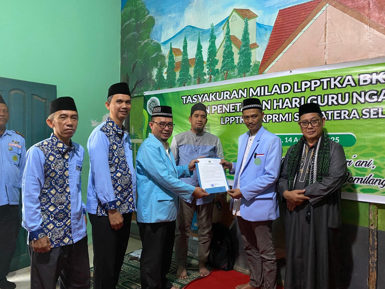 Penyerahan Naskah Penetapan Hari Guru Ngaji kepada Direktur Wilayah LPPTKA BKPRMI Sumsel Zulfikar Ali Fajri usai dibacakan Ketum DPW BKPRMI Sumsel Firdaus (14/8/2025).