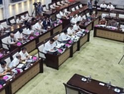 Purbaya Pastikan BBM Akhir Tahun Tidak Naik Disambut Tepuk Tangan Oleh Para Anggota DPR RI