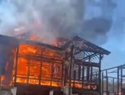 Si Jago Merah Hanguskan Tiga Rumah di Runjung Agung, Warga Panik di Siang Hari