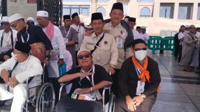 Jamaah Haji Kloter 2 PLM Khusyuk Ziarah di Masjid Nabawi