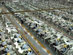 Bayang-Bayang PHK di Industri Tekstil dan Plastik: Ketika Geopolitik Mengguncang Nasib Buruh