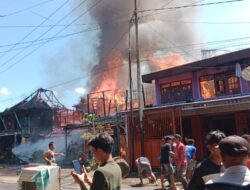 Empat lawang beduka : kebakaran didesa lingge menghanguskan 13 Rumah warga