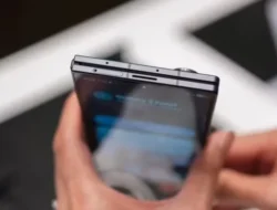 Dua Lubang Kecil, Dua Fungsi Besar: Rahasia Desain Ponsel Samsung Modern