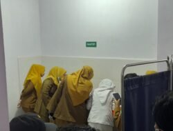 Penemuan bayi perempuan diantara semak-semak dipinggir jalan desa mekarti jaya sempat dikerubuni semut dan kini dirawat di RSUD