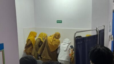 Penemuan bayi perempuan diantara semak-semak dipinggir jalan desa mekarti jaya sempat dikerubuni semut dan kini dirawat di RSUD