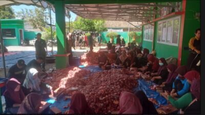 Kemenag OKU Selatan Sembelih 12 Sapi Kurban, Satu Ekor Diserahkan ke Polres