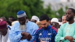 Wali Kota New York Zohran Mamdani menjadi sorotan menghadiri Salat Iduladha 2026 di Bronx dengan gamis bernuansa Arsenal
