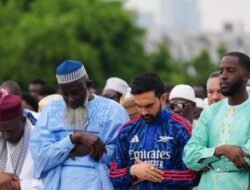 Wali Kota New York Zohran Mamdani menjadi sorotan menghadiri Salat Iduladha 2026 di Bronx dengan gamis bernuansa Arsenal