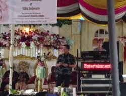 *Komisioner KPU Ogan Ilir Rusdi Daduk Hibur Tamu dengan Lagu “Lagi-Lagi Cinta” di Pernikahan Della dan Kiki*