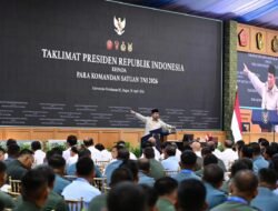 Presiden Prabowo Subianto memberikan taklimat kepada komandan TNI 2026