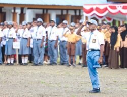 Kisah inspiratif Deki Degei, siswa disabilitas di Nabire, yang memimpin upacara Hardiknas 2026