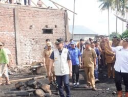 Bupati Joncik Muhammad Tinjau Lokasi Kebakaran di Talang Benteng, Salurkan Bantuan kepada Korban