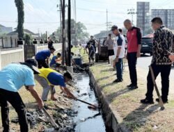 Lapas Tanjung Raja dan Polsek Tanjung Raja Gotong Royong Bersihkan Lingkungan, Wujudkan Sinergi dan Kepedulian