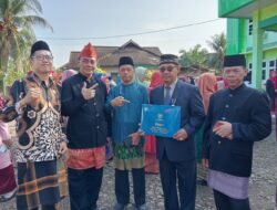 Kado HUT RI 81, ASN Penghulu KUA Muara Bangkahulu Terima Satya Lencana 30 Tahun