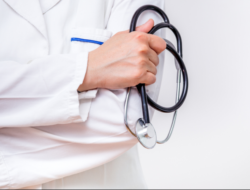Dokter PPDS UGM Dinonaktifkan Tiga Bulan usai Komentar Nirempati terhadap Pasien BPJS