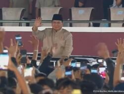 Prabowo Sapa Masyarakat Sebelum Tinggalkan Pesta Rakyat HUT ke-81 RI di Monas